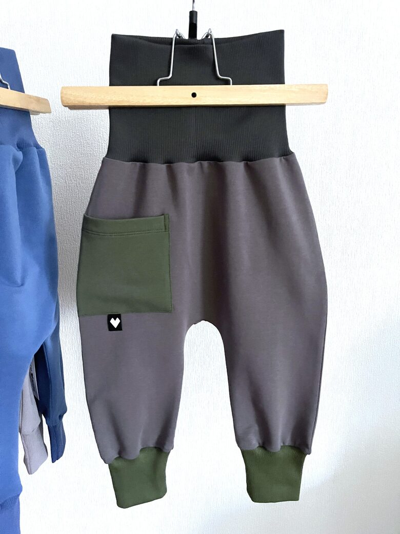 BIKSES - tumši pelēkas ar haki krāsas kabatu un elastikām